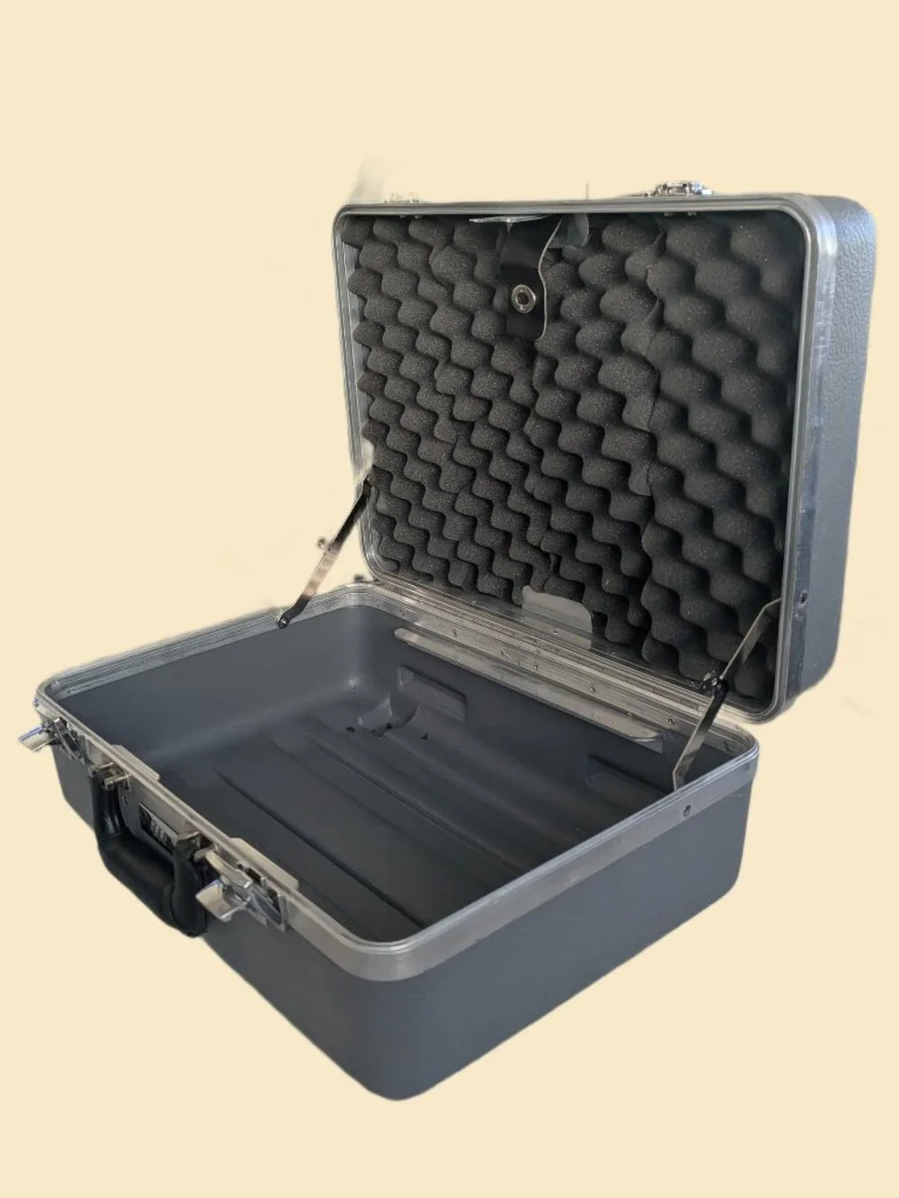Vintage Hardshell - Combo Lock case - with inside padding